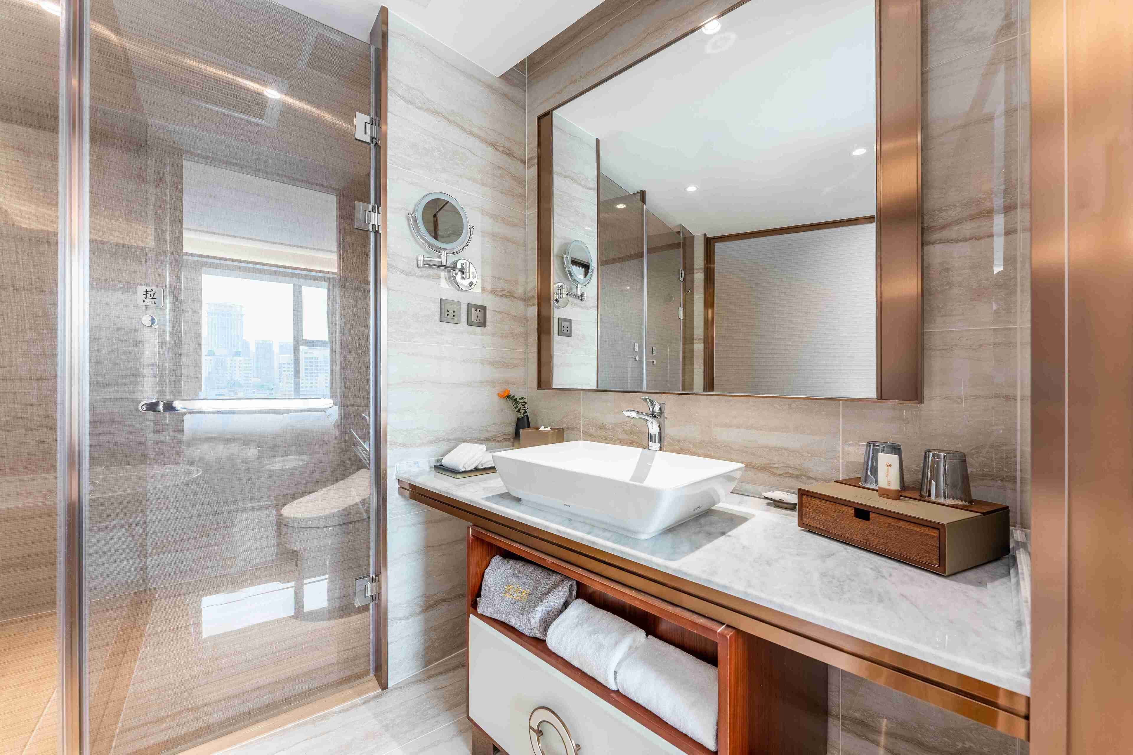 Business Suite | Bathroom | Shower, free toiletries, hair dryer, slippers