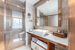 Suite Affaires | Salle de bain | Douche, articles de toilette (gratuits), séchoir à cheveux, pantoufles