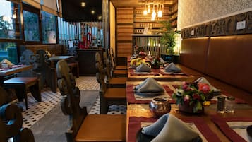 Se sirven desayunos, almuerzos y cenas; cocina local e internacional