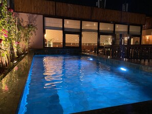 Una piscina al aire libre, sombrillas