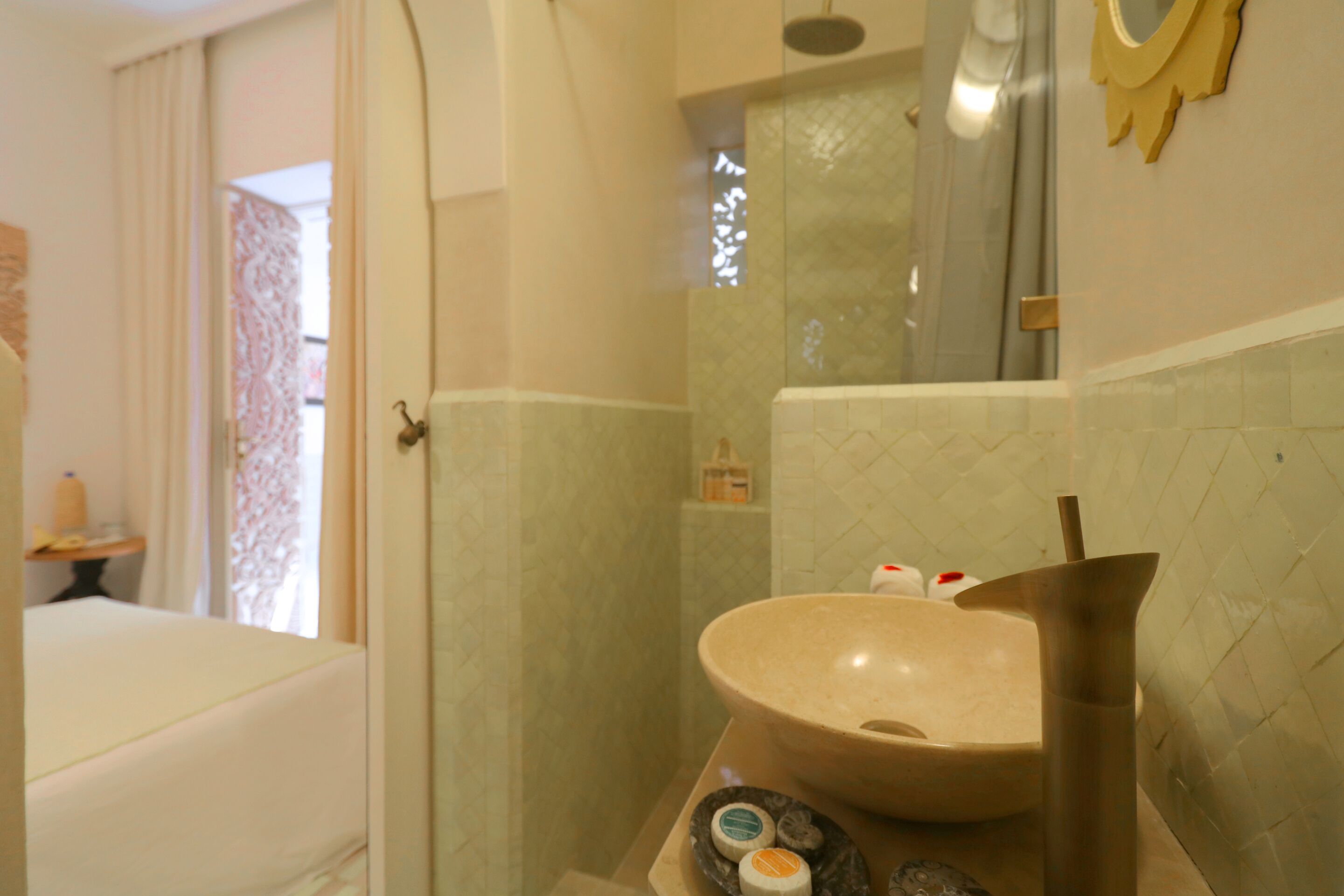 Ein Badezimmer mit einem großen Waschbecken, einem Spiegel und einer Duschkabine.