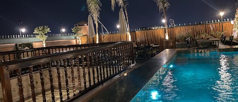 Piscina externa, guarda-sóis
