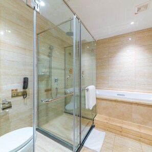 Suite Affaires | Salle de bain | Douche, articles de toilette (gratuits), séchoir à cheveux, pantoufles