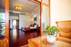 Minibar, Zimmersafe, Schreibtisch, schallisolierte Zimmer