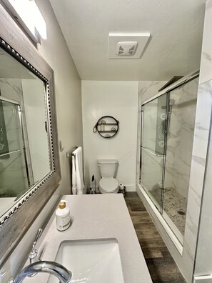 Een douche, een haardroger, handdoeken, zeep