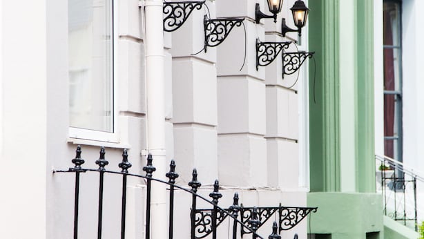 A white building with green trim and black wrought iron railings. - The Rosewood Torquay (Torquay)