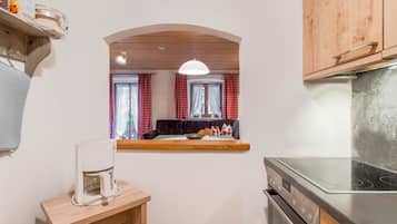 Frigorifero, forno, piano cottura, macchina per tè/caffè