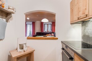 Frigorífic, forn, placa de cuina i cafetera i tetera 