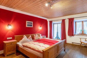 1 bedroom, desk, free WiFi, bed sheets