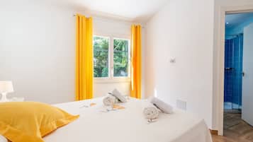 3 bedrooms, iron/ironing board, free WiFi, bed sheets