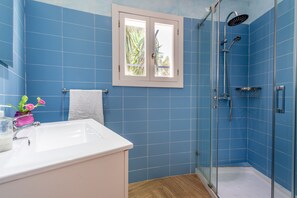 Douche, articles de toilette gratuits, sèche-cheveux