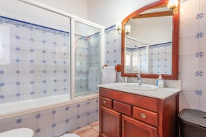 Bathtub, hair dryer, towels - Fantastic Holiday Home “Can Julia” with Mountain View (BUGER)