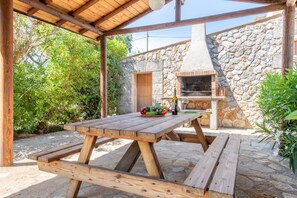 Outdoor dining - Fantastic Holiday Home “Can Julia” with Mountain View (BUGER)