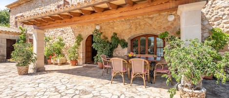 تناول الطعام بالخارج