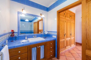 Baignoire, sèche-cheveux, serviettes fournies