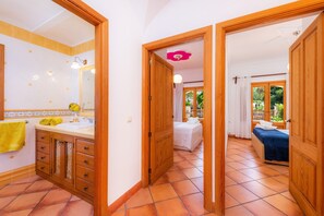 3 chambres, fer et planche à repasser, Wi-Fi gratuit, draps fournis