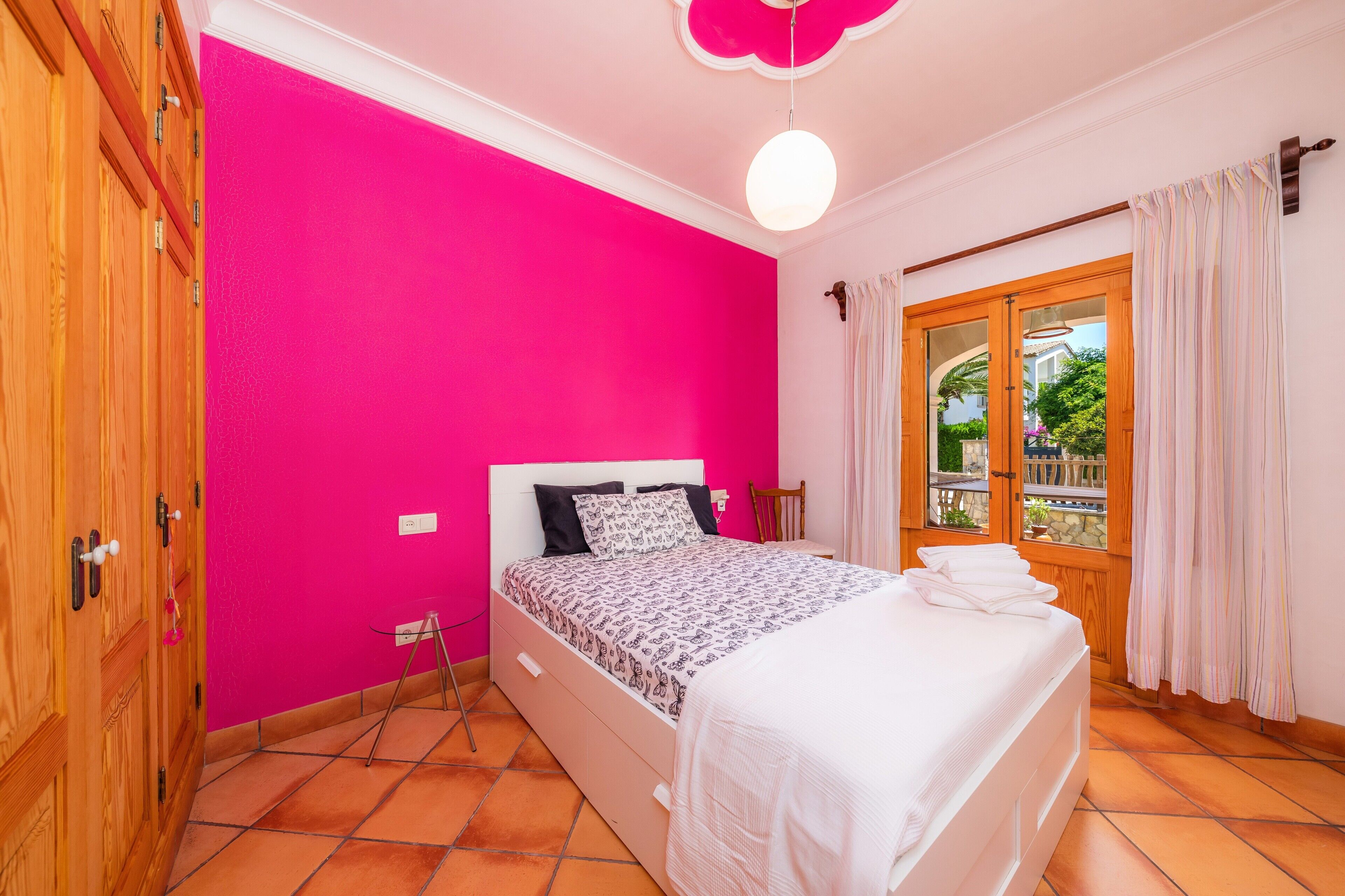 3 slaapkamers, een strijkplank/strijkijzer, gratis wifi, beddengoed