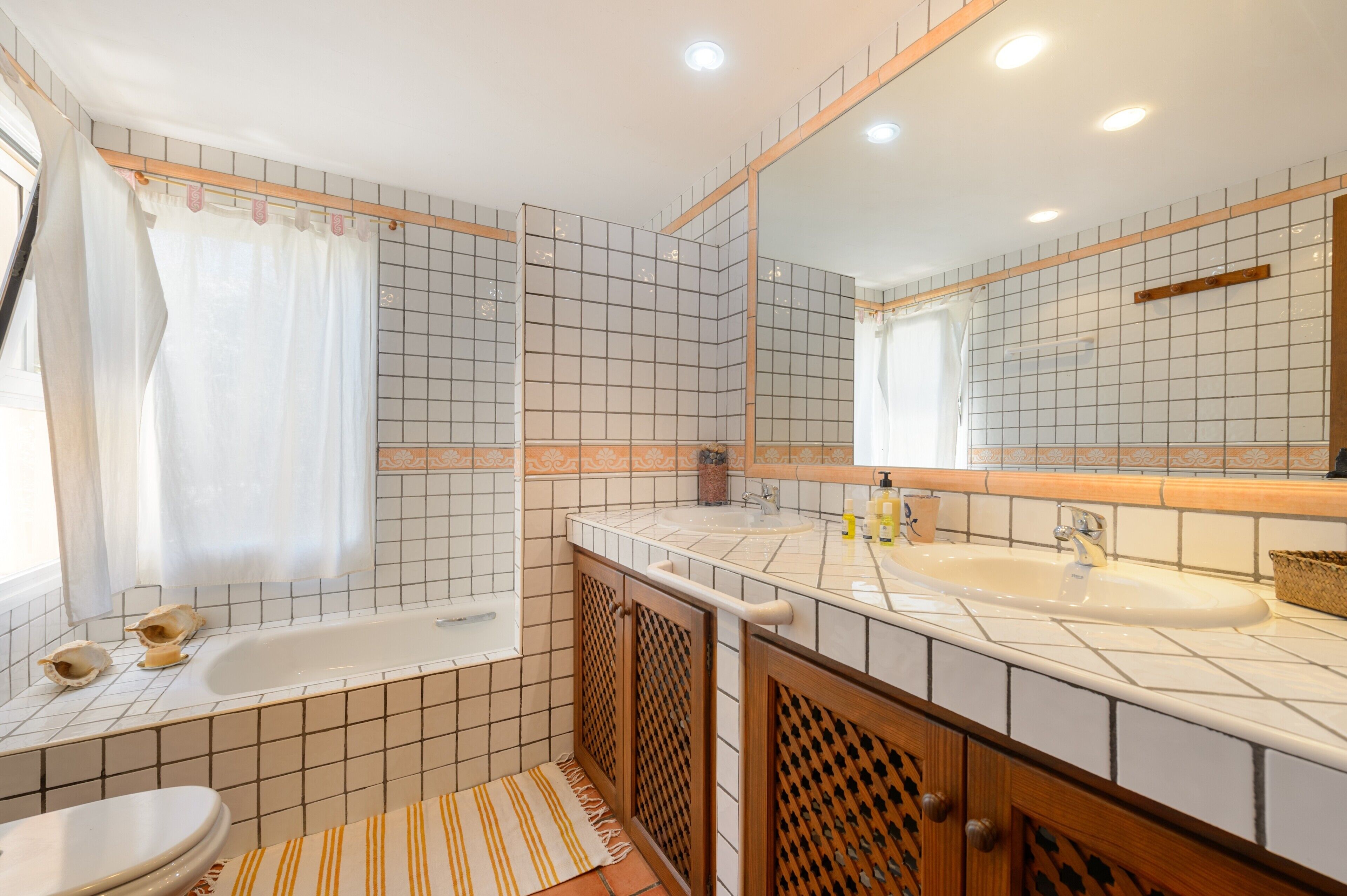 Badewanne, kostenlose Toilettenartikel, Haartrockner, Handtücher