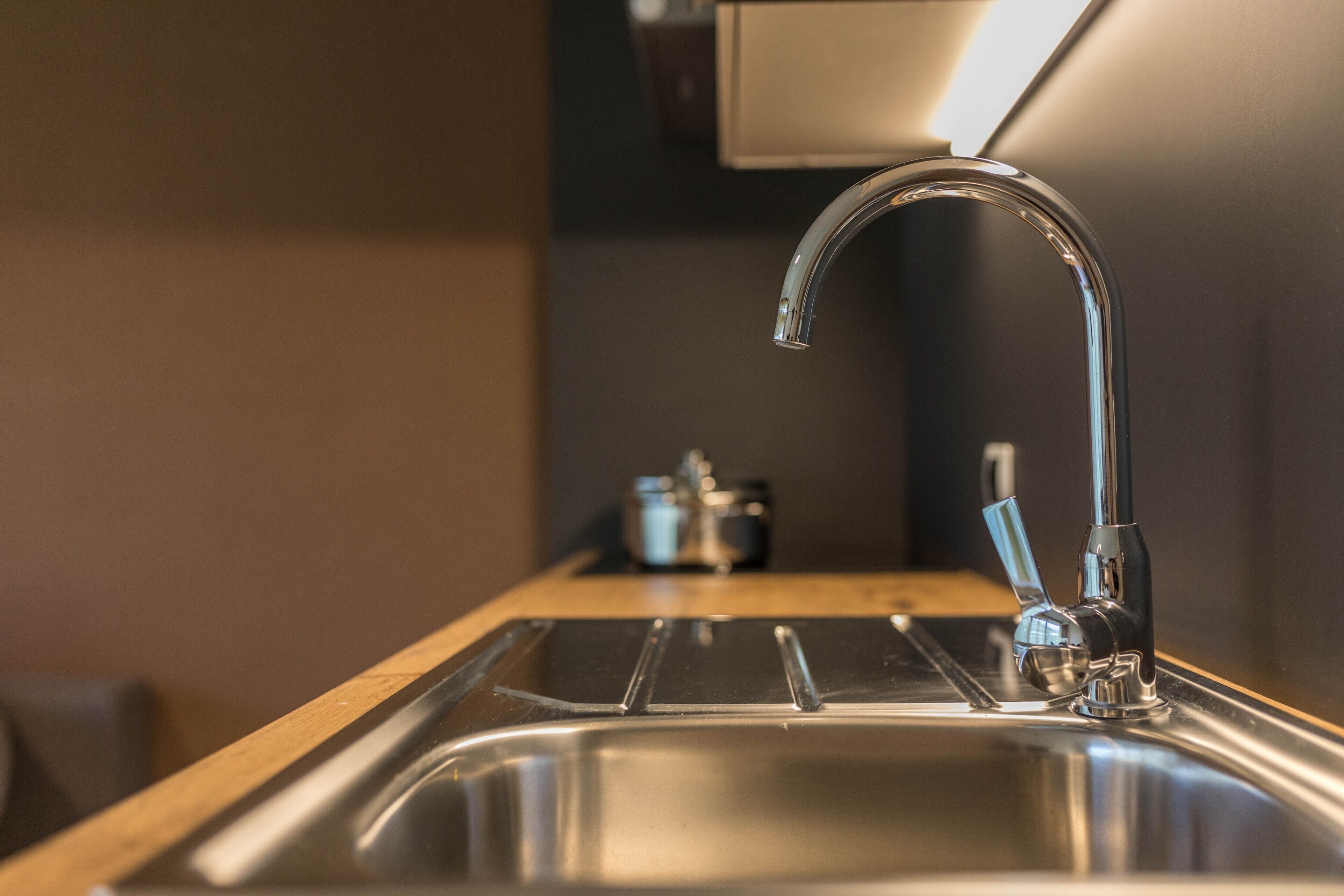 Wasserkocher mit Kaffee-/Teezubehör, Kühlschrank, Mikrowelle, Herdplatte