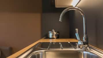 Wasserkocher mit Kaffee-/Teezubehör, Kühlschrank, Mikrowelle, Herdplatte