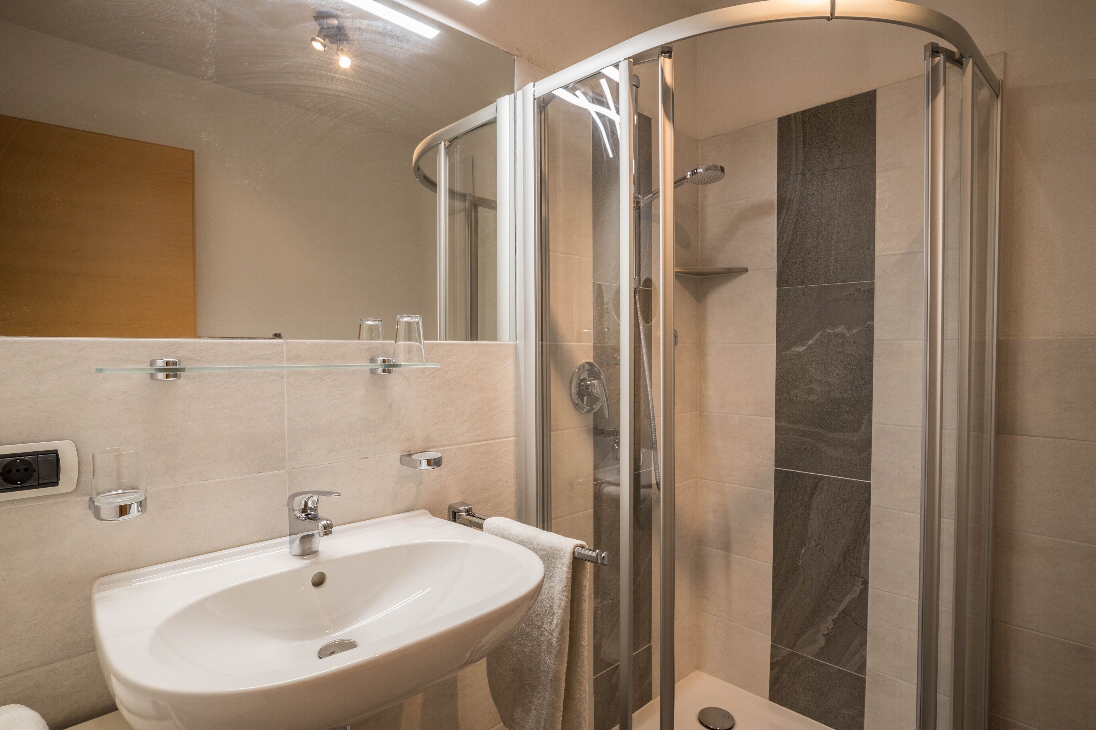 Dusche, Haartrockner, Handtücher