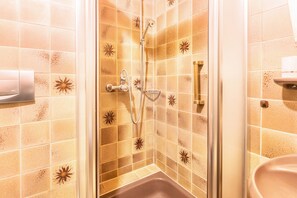 Shower, towels - Cosy Single Apartment in Spa Town in the Southern Black Forest (Todtmoos)