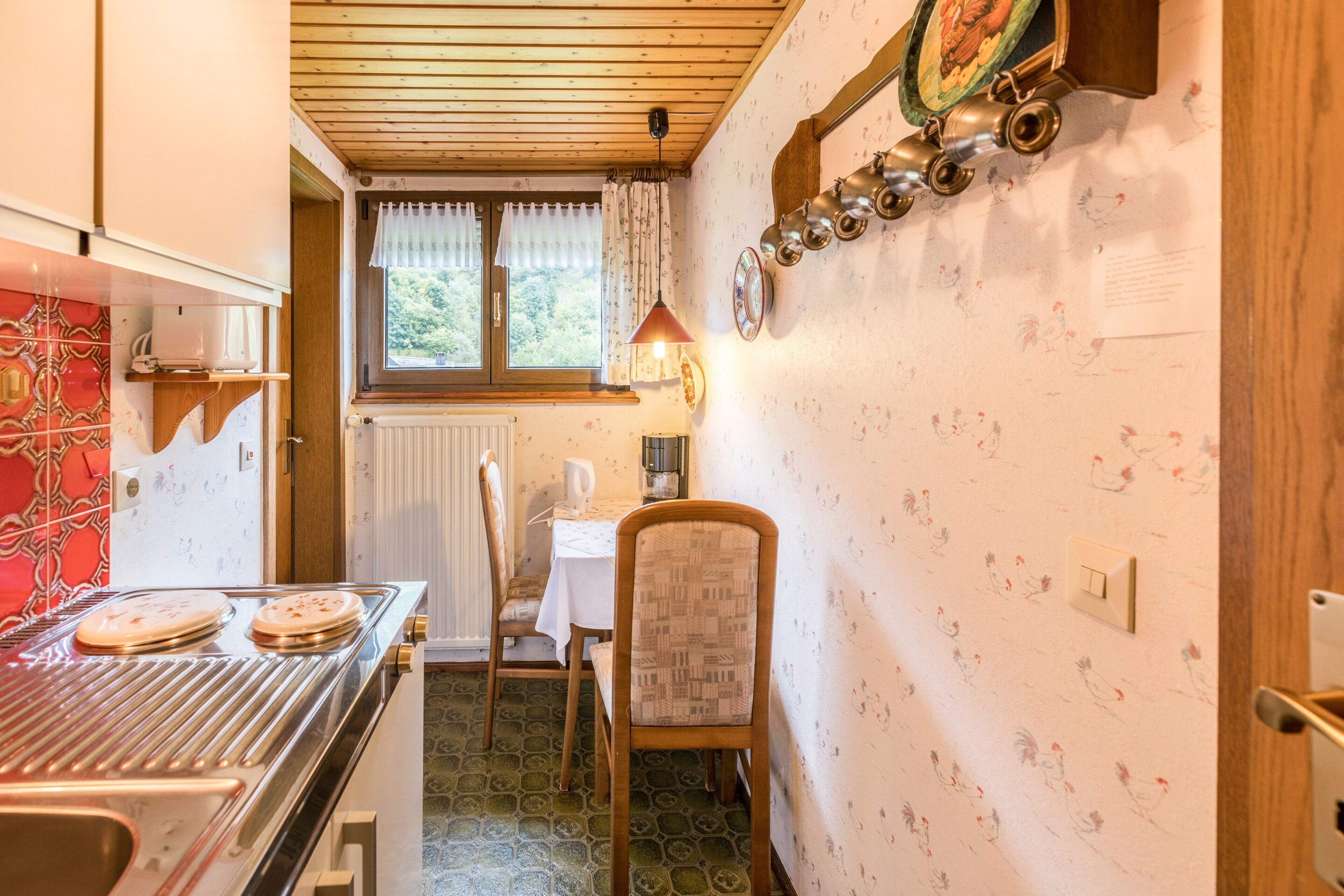 Køleskab, kogeplade, kaffe-/temaskine, elkedel