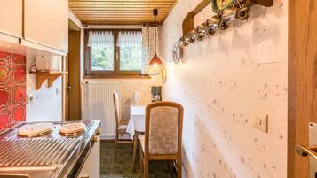 Køleskab, kogeplade, kaffe-/temaskine, elkedel