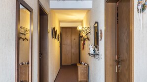 A narrow hallway with wooden doors, a small table with items, and wall-mounted decorations. - Apartment "Am Wehrastrand 5" in a Spa Town in the Southern Black Forest with Mountain View (Todtmoos)