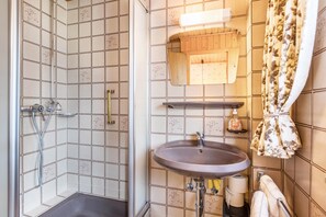 Shower, free toiletries, towels