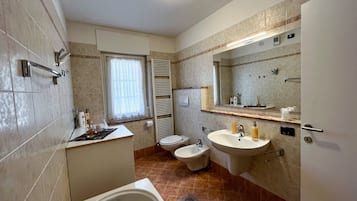 Vasca, asciugacapelli, asciugamani