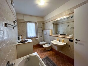 Badewanne, Haartrockner, Handtücher