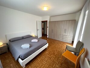 4 habitaciones, tabla de planchar con plancha y wifi gratis
