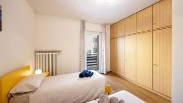 4 makuuhuonetta, silitysrauta/-lauta, ilmainen Wi-Fi, vuodevaatteet