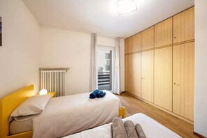 4 bedrooms, iron/ironing board, free WiFi, bed sheets