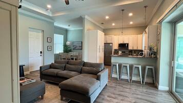 TV connectée, lecteur de DVD, livres