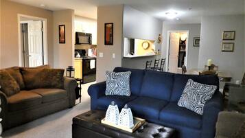 Smart-tv, pejs, dvd-afspiller, bøger