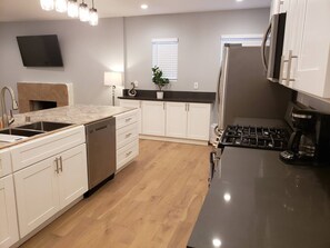 Køleskab, ovn, kogeplade, opvaskemaskine