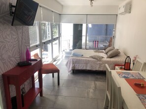 1 habitación, tabla de planchar con plancha, wifi gratis y ropa de cama