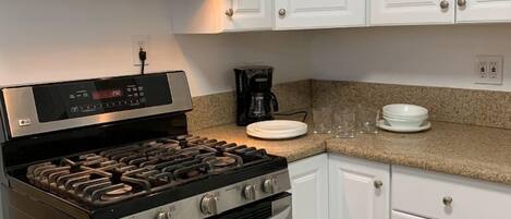 ثلاجة، فرن، موقد طهي مسطح، مستلزمات طهي/أطباق/أوعية