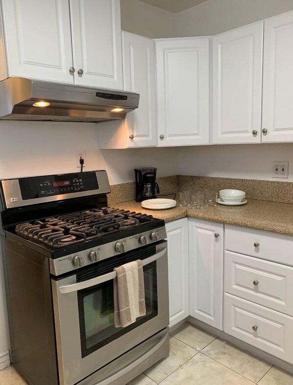 Fridge, oven, stovetop, cookware/dishes/utensils