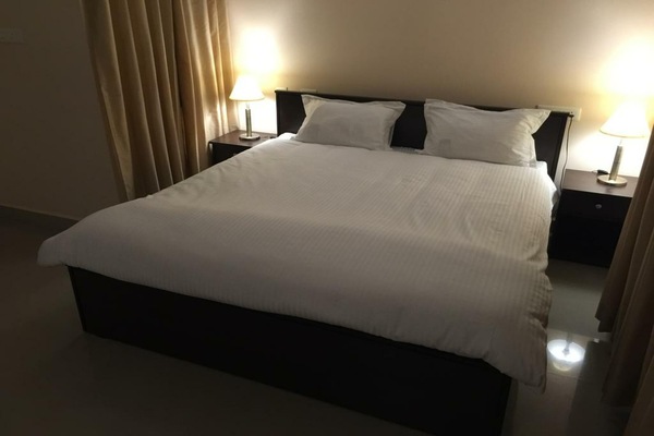2 bedrooms, desk, bed sheets