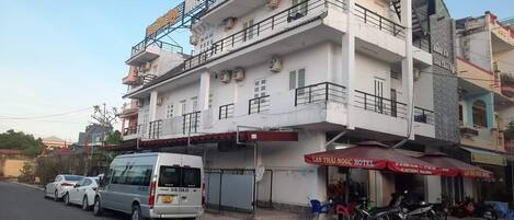 Vista frontal de la propiedad por la tarde o noche