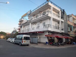 Façade de l’hébergement - soirée/nuit