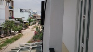 A residential building with a balcony overlooking a street. - Lan Thai Ngoc (Cao Lanh)