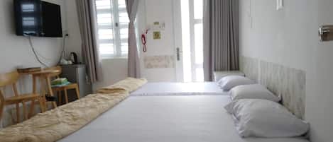 Basic Triple Room | Desk, blackout drapes, free WiFi