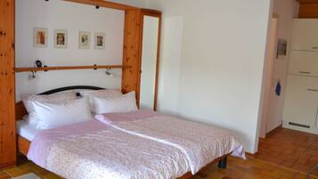 1 bedroom, travel cot, WiFi, bed sheets