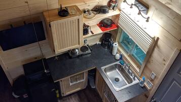 Réfrigérateur, four à micro-ondes, cafetière-théière, grille-pain