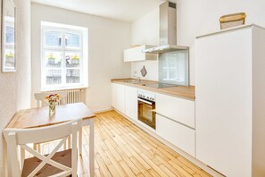 Køleskab, ovn, opvaskemaskine, højstol