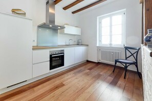 Kühlschrank, Ofen, Geschirrspüler, Hochstuhl